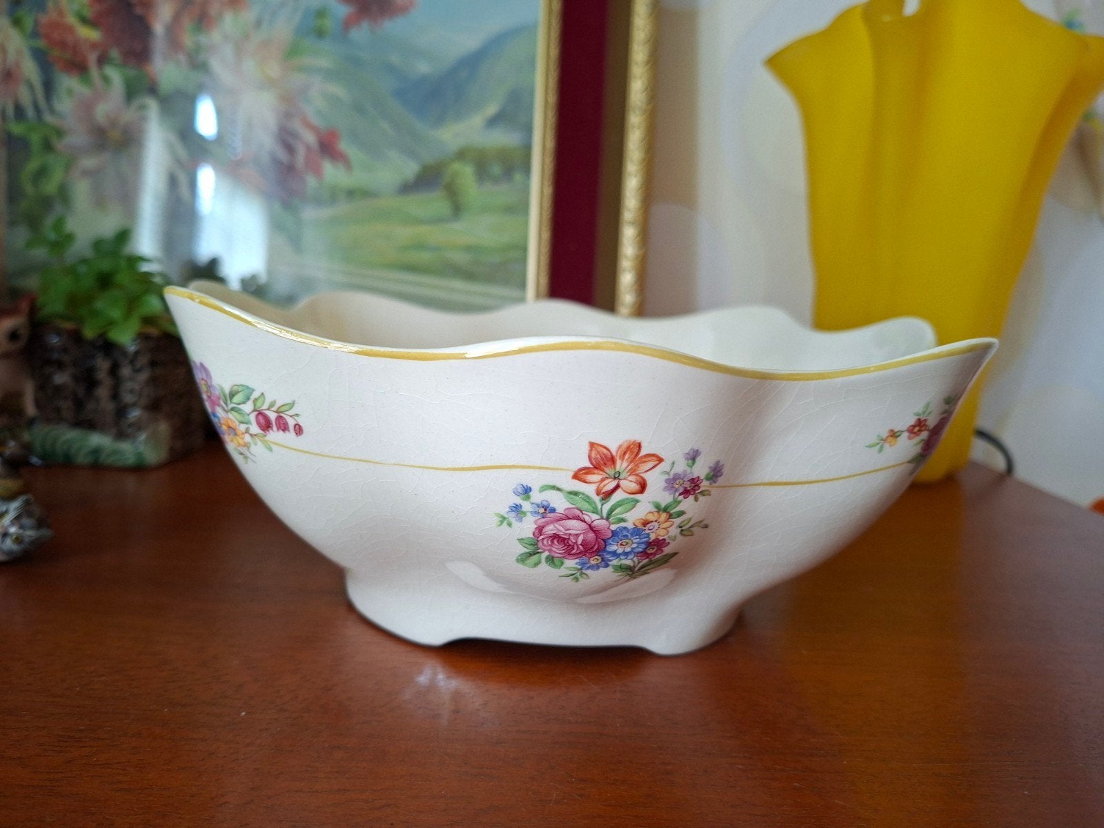 Schaal met bloemen en geel randje, Ophalen