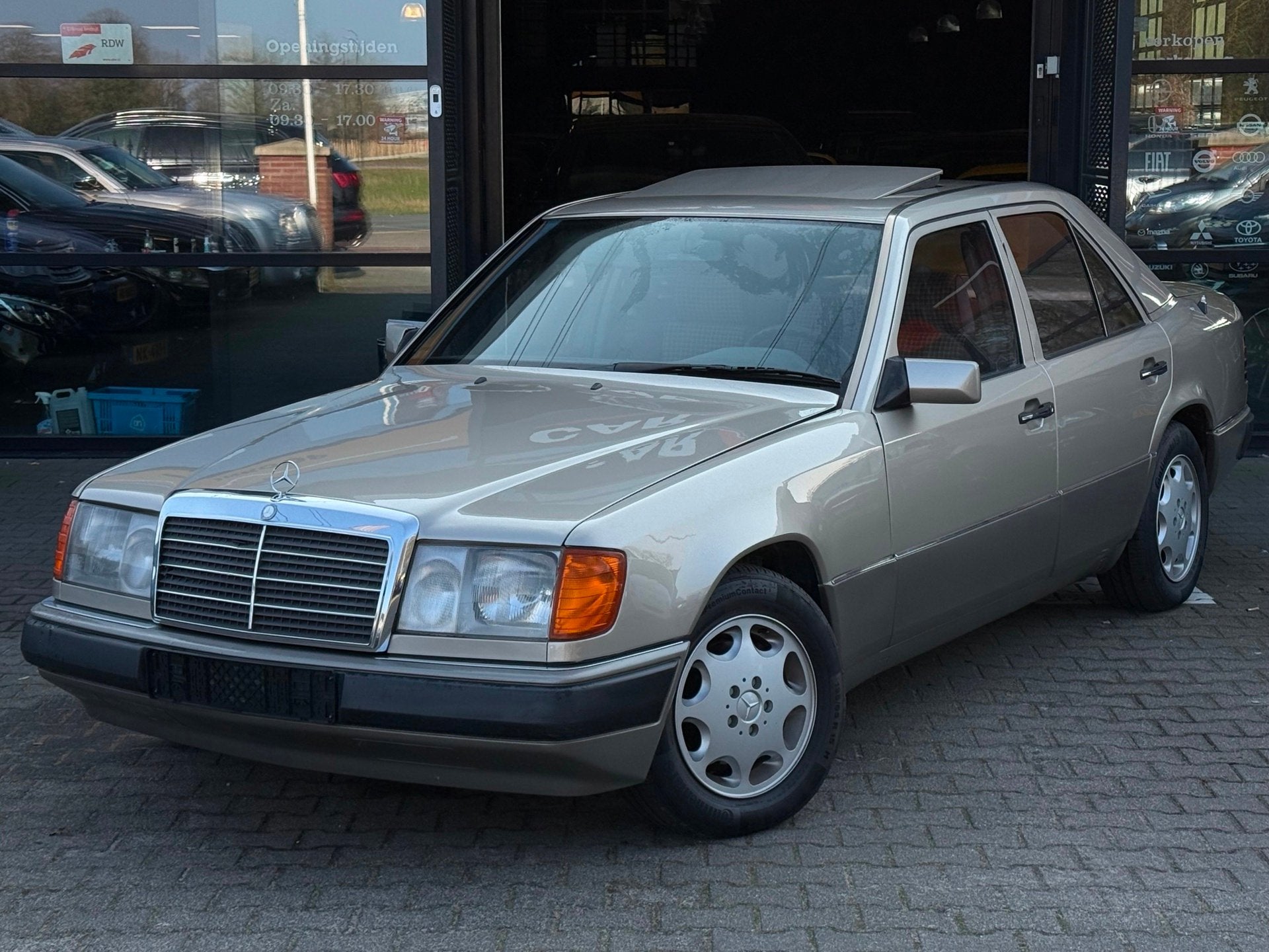 Mercedes-Benz 200-500 (W124) 300 E SCHUIFDAK/DOCUMENTATIE AA, Auto's, Automaat, Achterwielaandrijving, Origineel Nederlands, Bedrijf