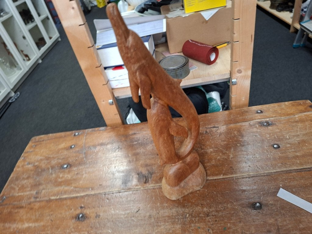 handgemaakte houten dolfijn beeld met jong, Ophalen of Verzenden, Handgemaakt, Houtsnijwerk