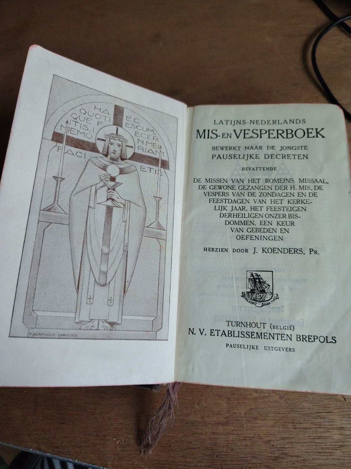 Latijns-Nederlands Mis- en Vesperboek (1931), Antiek en Kunst, Antiek | Boeken en Bijbels, Ophalen of Verzenden, J. Koenders, Pr.