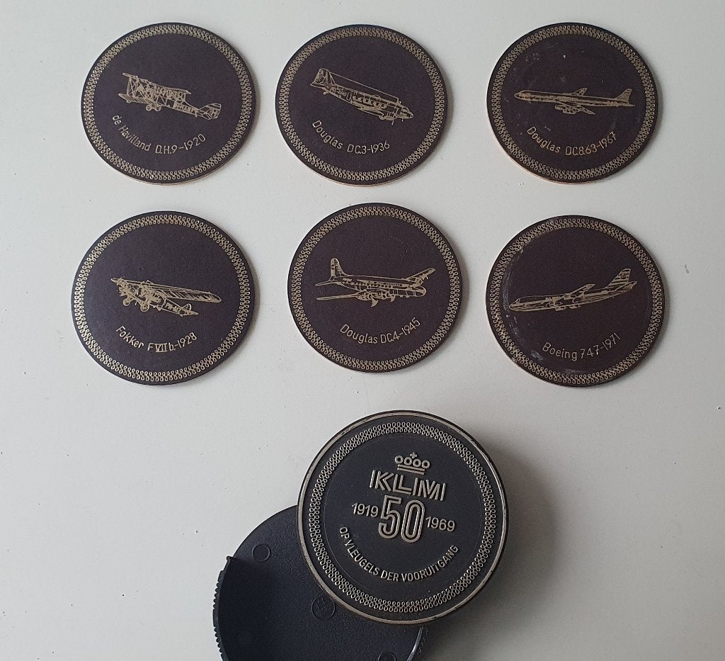 KLM onderzetters in houder 50 jaar KLM 1919 1969 zeer goed, Met houder, Glasonderzetter, Zo goed als nieuw, Kunststof