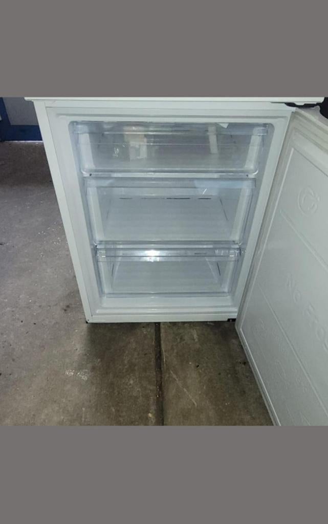 Nieuwe Samsung koelvriescombinatie  lichte transport schade, Witgoed en Apparatuur, Koelkasten en IJskasten, Samsung, 200 liter of meer