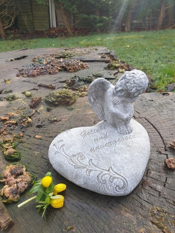 grafbeeld , engel op hart, Tuin en Terras, Tuinbeelden, Kunststof, Ophalen of Verzenden, Atw, Atw