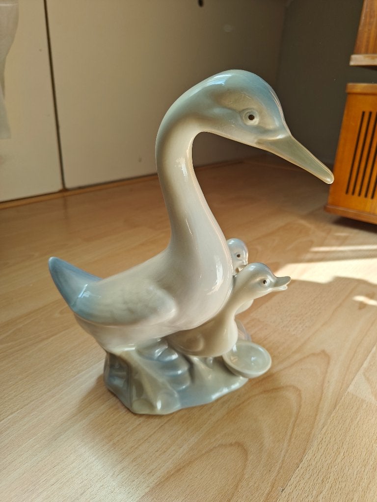Vintage porseleinen beeld – moeder eend met 2 kuikens, Verzamelen, Beelden en Beeldjes, Ophalen of Verzenden, Gebruikt, Dier