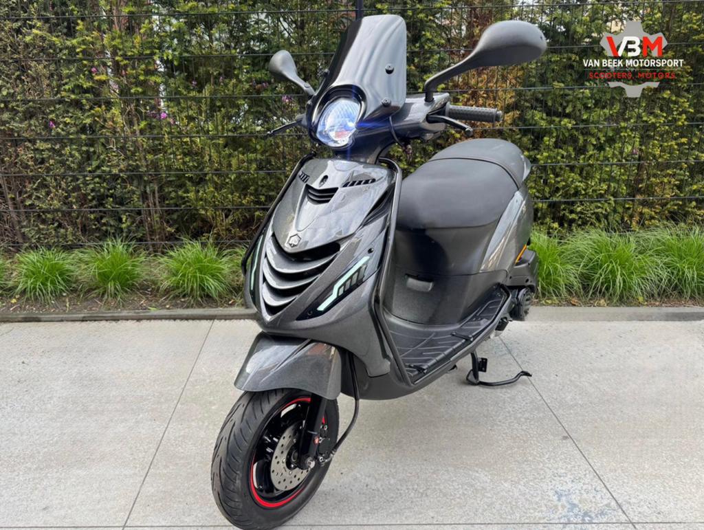 Piaggio zip iget 2019 brom 45km/p psychedelic zwart grijs, Fietsen en Brommers, Scooters | Piaggio, Zo goed als nieuw, Zip, Maximaal 45 km/u
