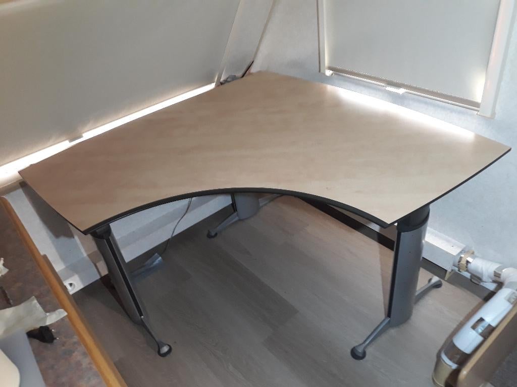 Elektrisch verstelbaar hoekbureau, Huis en Inrichting, Bureaus, Gebruikt, Hoekbureau, Overige merken, Kunststof, Meerkleurig, Elektrisch