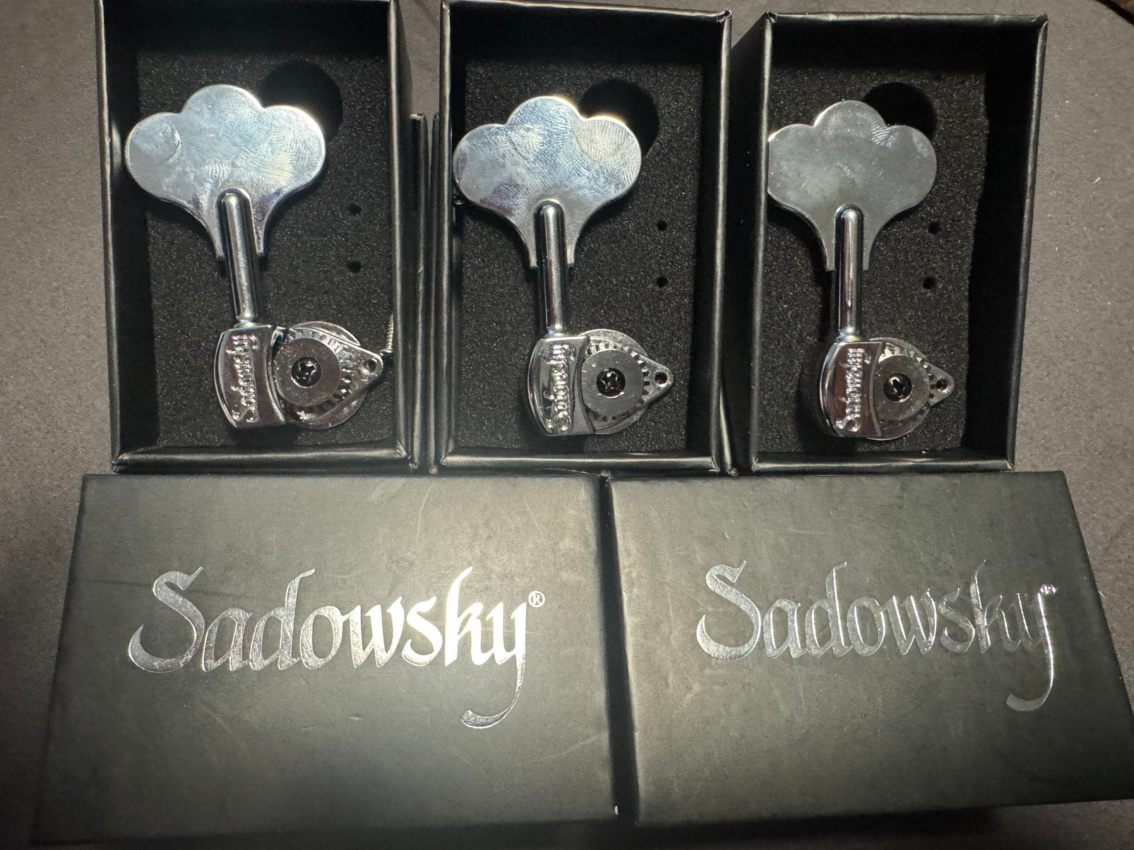 Sadowsky 5string bridge, light tuners en string retainer, Muziek en Instrumenten, Snaarinstrumenten | Gitaren | Bas, Zo goed als nieuw