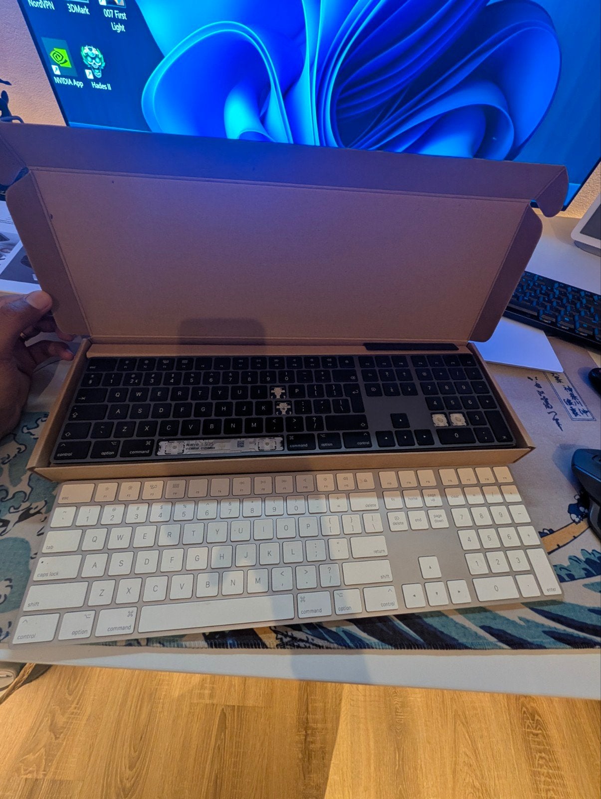 2x Apple Magic Keyboard (wit en zwart) - defect, Ophalen of Verzenden, Draadloos, Qwerty, Numeriek gedeelte