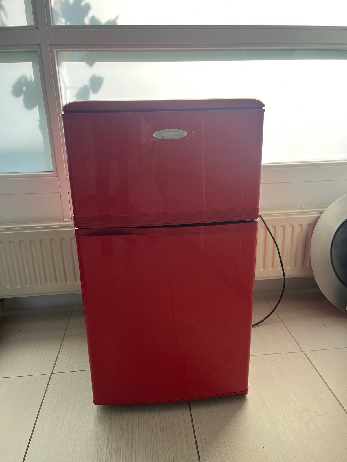 Haier Koelkast met apart vriesvak - Rood, 85 tot 120 cm, Gebruikt, 75 tot 100 liter, Met aparte vriezer