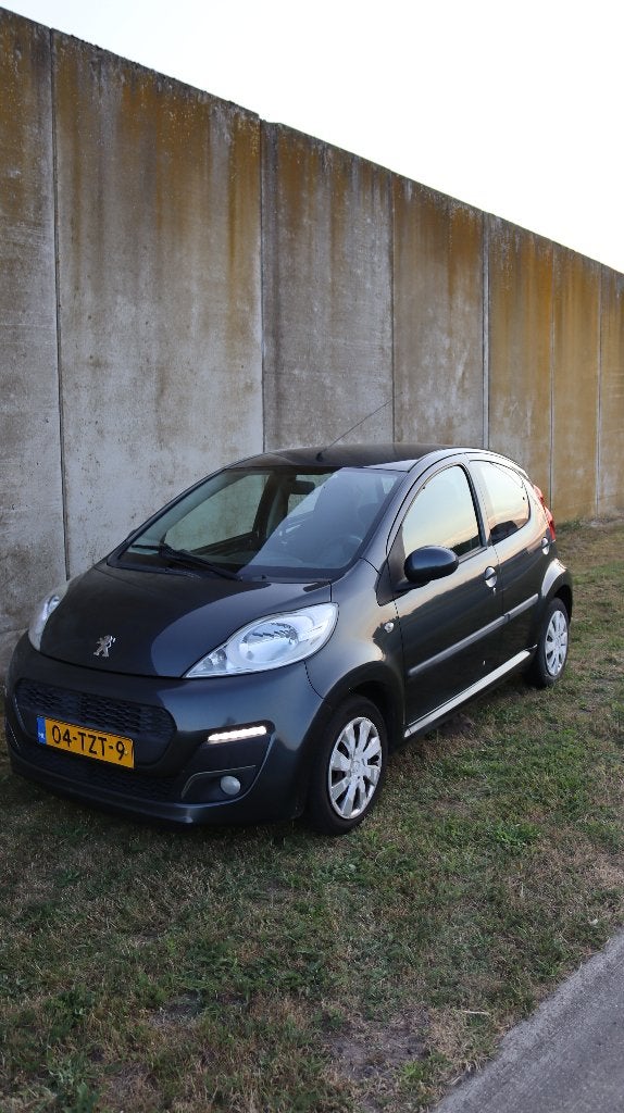 Peugeot 107 1.0 12V 5DR 2012 Grijs, Voorwielaandrijving, Stof, Metallic lak, 4 stoelen