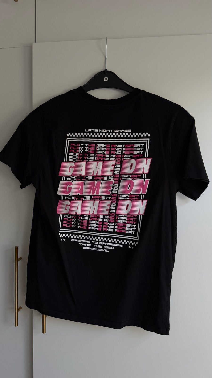 Zwart T-shirt met 'Game On' print, Ophalen of Verzenden, Zo goed als nieuw, Maat 48/50 (M), Zwart