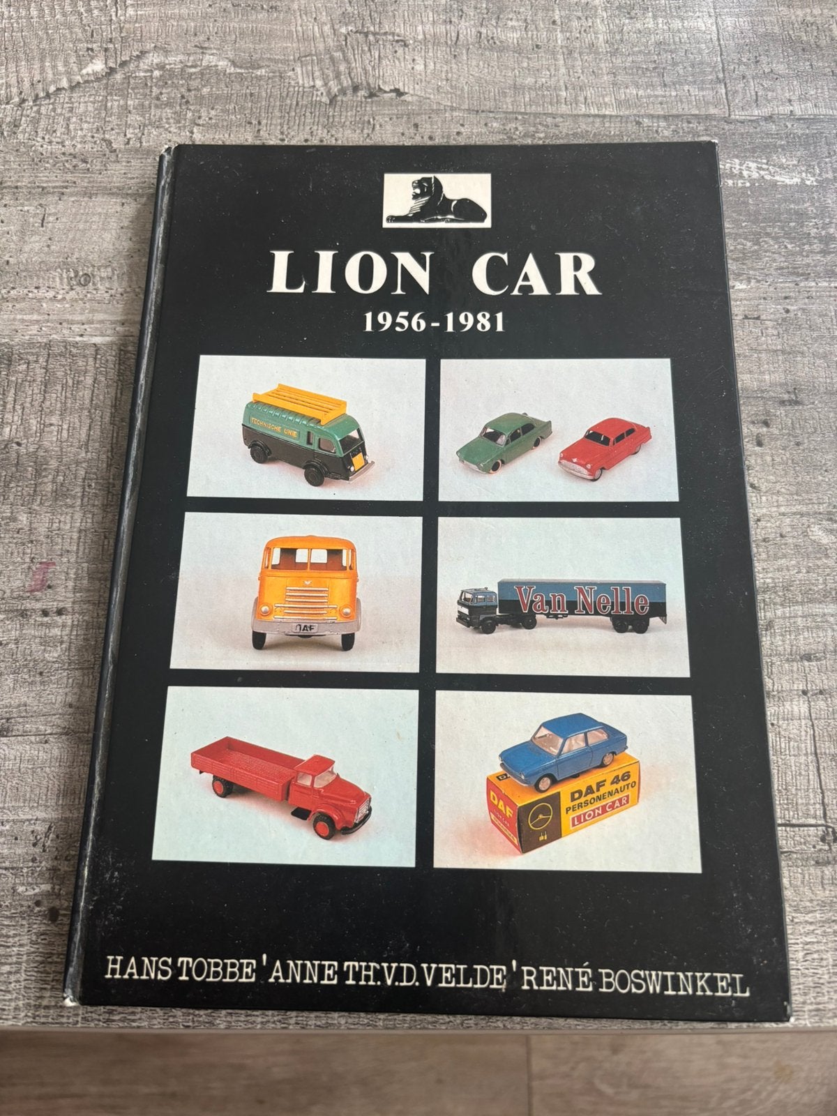 BOEK LION CAR 1956-1981, Hobby en Vrije tijd, Modelauto's | 1:50, Ophalen of Verzenden, Zo goed als nieuw, Bus of Vrachtwagen
