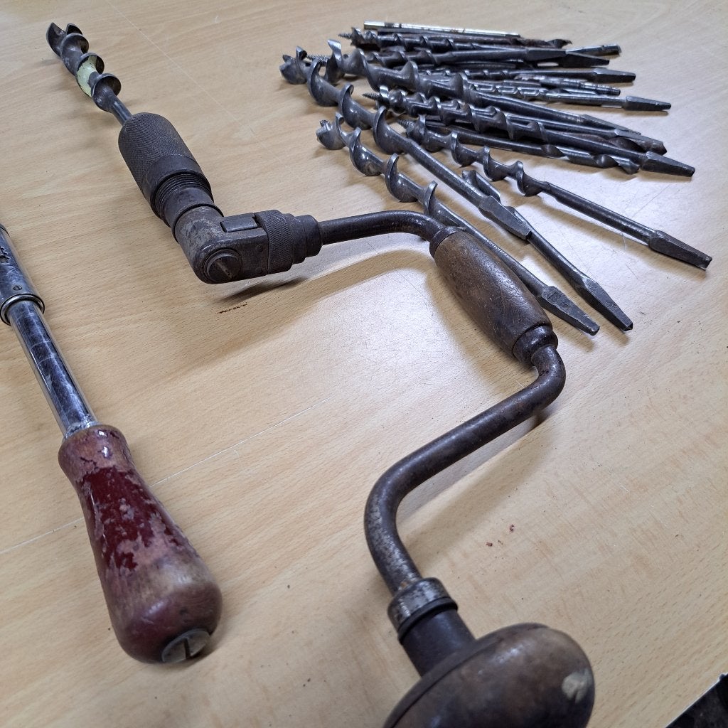 Oude antieke handboor met boren., Ophalen