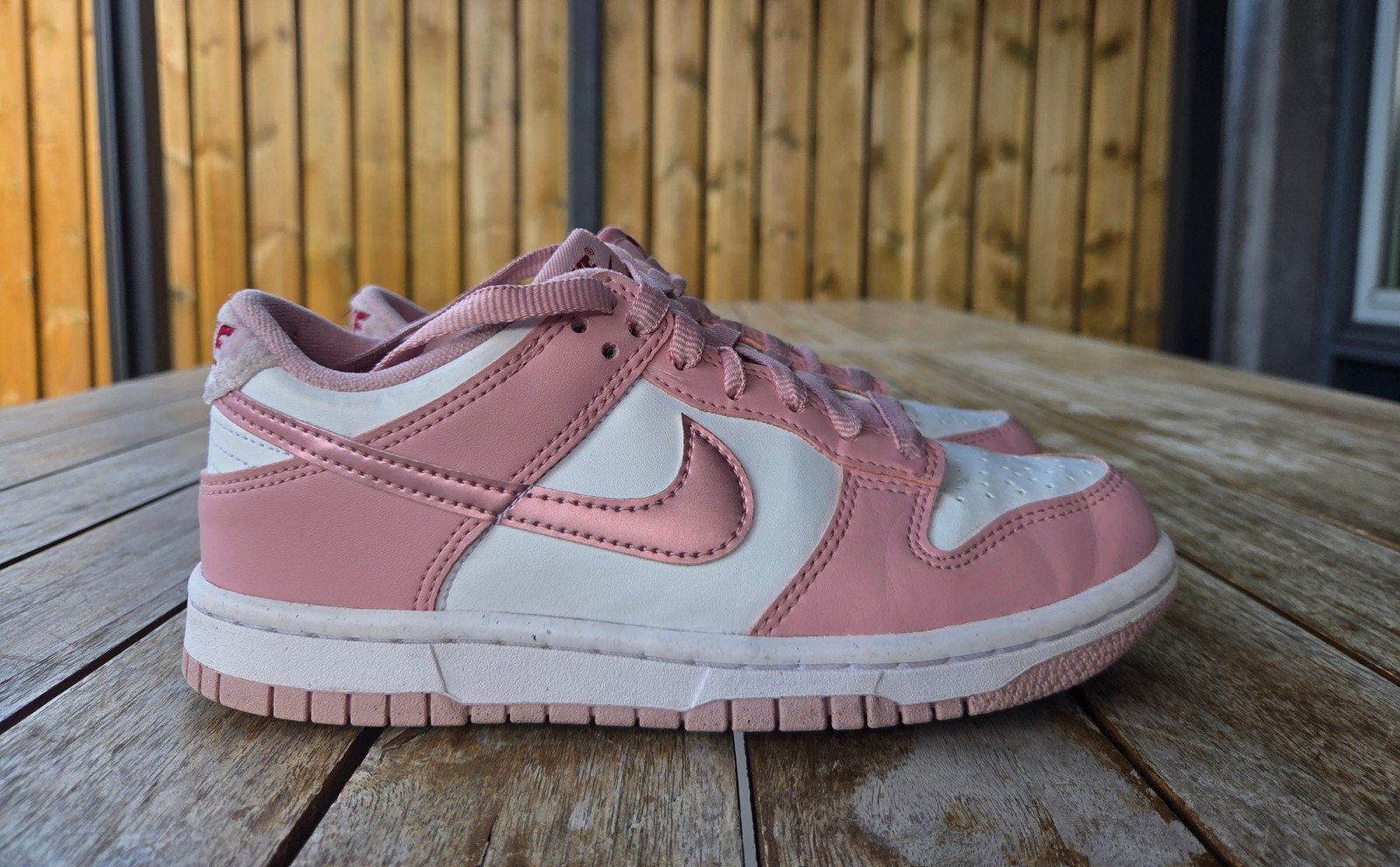 Nike Dunk Low Roze/Wit - Maat 35.5, Kinderen en Baby's, Kinderkleding | Schoenen en Sokken, Ophalen, Meisje