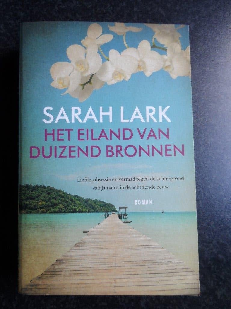 Sarah Lark - Het eiland van duizend bronnen, Ophalen of Verzenden, Zo goed als nieuw, Sarah Lark