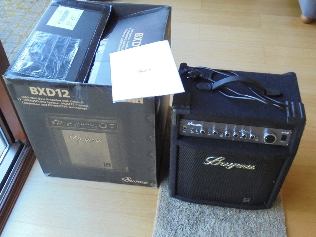 Basversterker BUGERA BXD12, 250 watt RMS vermogen,ALS NIEUW, Muziek en Instrumenten, Ophalen of Verzenden, Zo goed als nieuw, Basgitaar