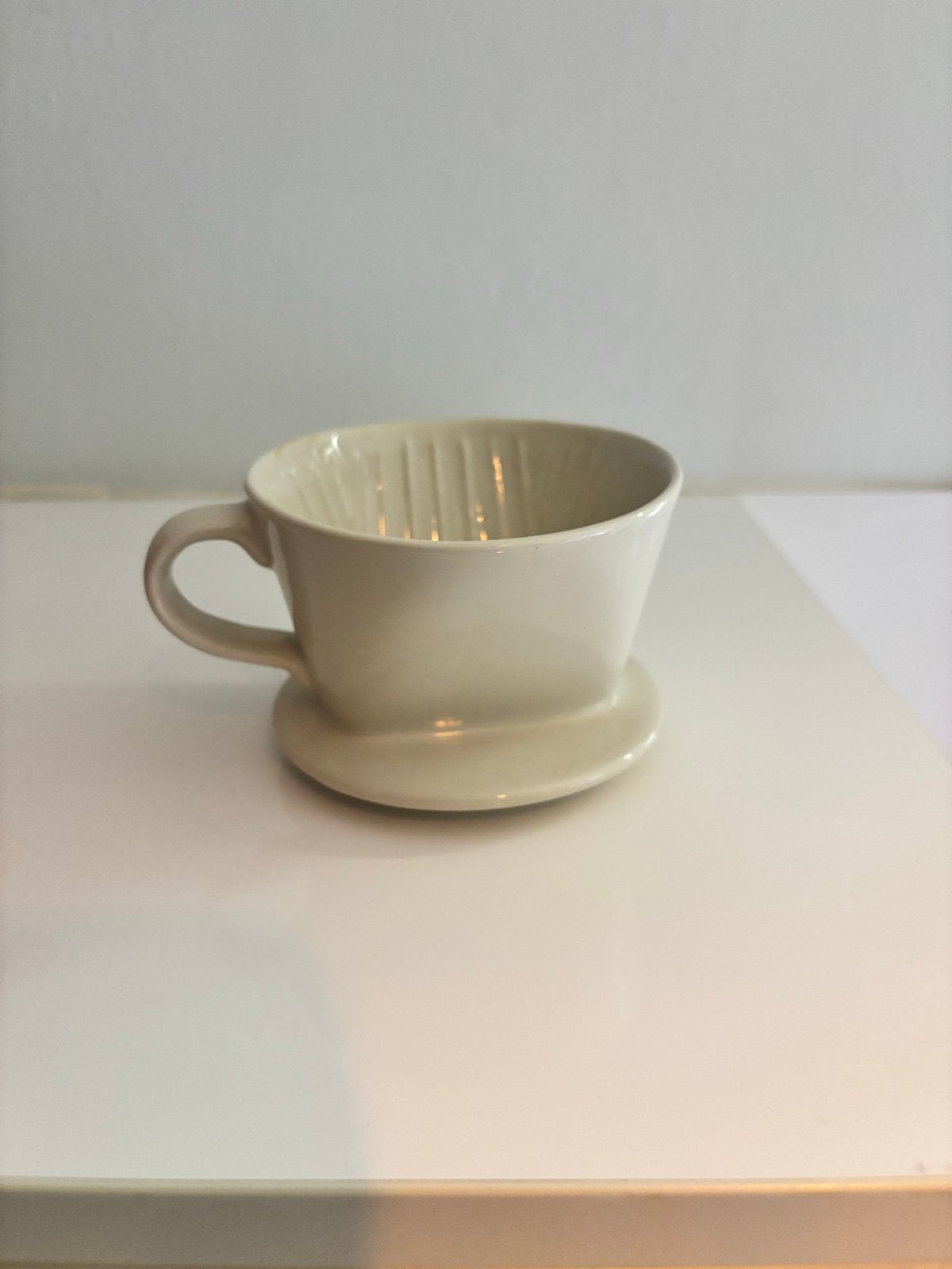 Keramische koffiefilterhouder - Crème, Overige modellen, Gemalen koffie, Ophalen of Verzenden, Zo goed als nieuw