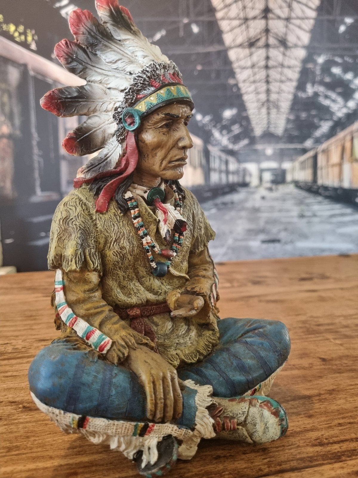 Indianen beeld - Zittende Chief met veren hoofdtooi, Ophalen of Verzenden, Zo goed als nieuw, Mens