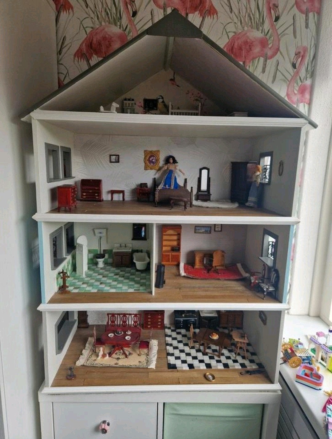 Groot en gedetailleerd poppenhuis met meubels, Ophalen, Gebruikt, Poppenhuis
