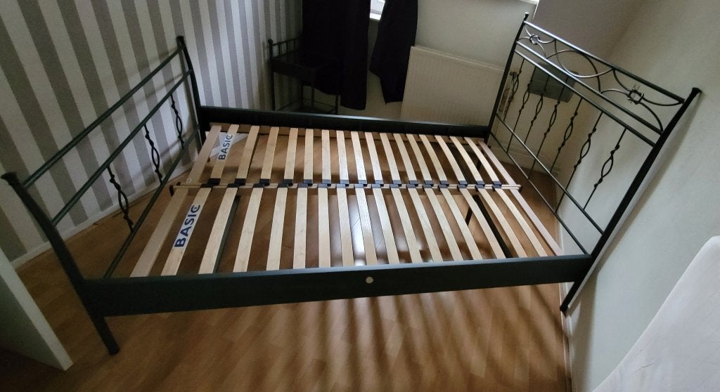 Tweepersoons bed met lattenbodem, matras en nachtkastje, Ophalen, Gebruikt, Spaans, Zwart