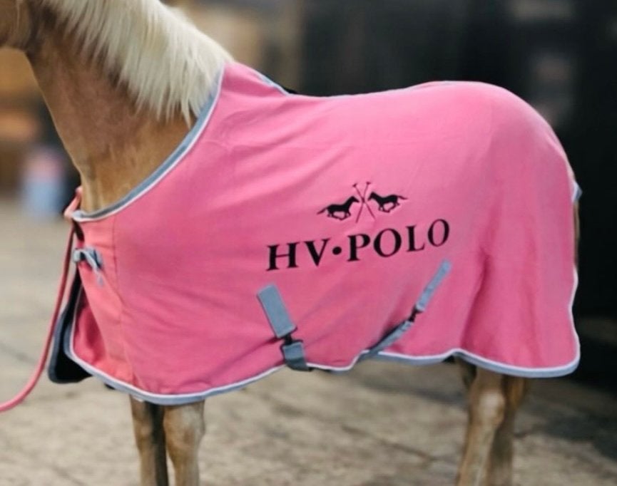 HV Polo Knalroze Fleecedeken Mt Pony in Tas Zweetdeken Deken, Zweetdeken, Ophalen of Verzenden, Zo goed als nieuw, Pony (P)