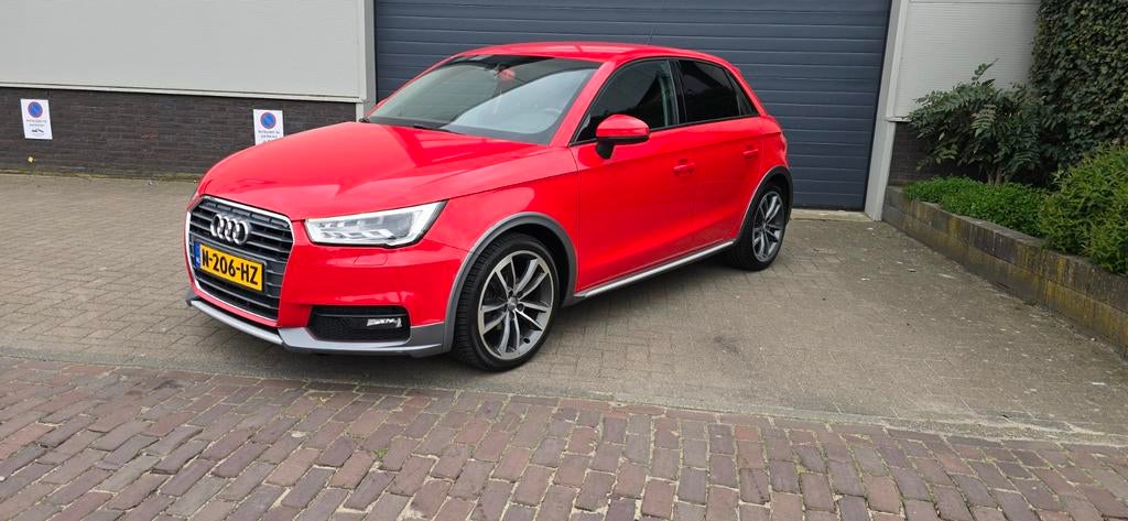 Audi A1 1.0 Tfsi 70KW Sportback S-tr 2016 Rood,stoel verw., Auto's, Audi, Voorwielaandrijving, Stof, A1, Zwart