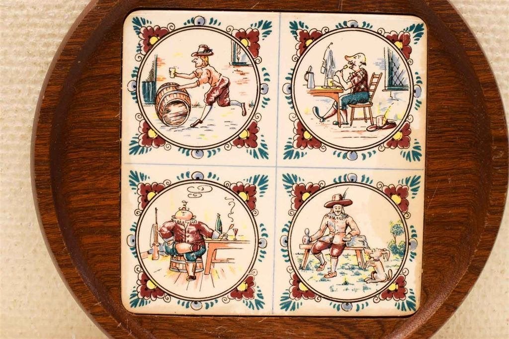 Een ronde Kaasplankje met 4 tegeltjes 49815, Gebruikt, Ophalen of Verzenden, Bord(en), Overige stijlen