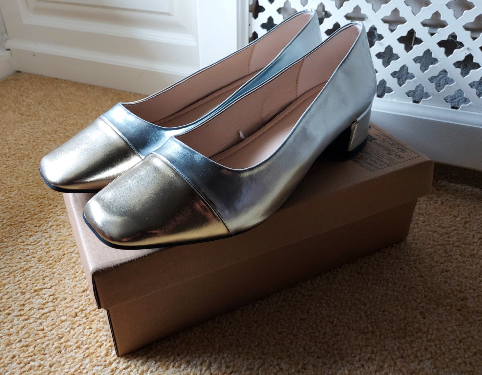 Nieuwe Faux Lederen pumps Maat 43 - Zilver/Goud, Kleding | Dames, Ophalen of Verzenden, Nieuw, Overige kleuren, Schoenen met lage hakken