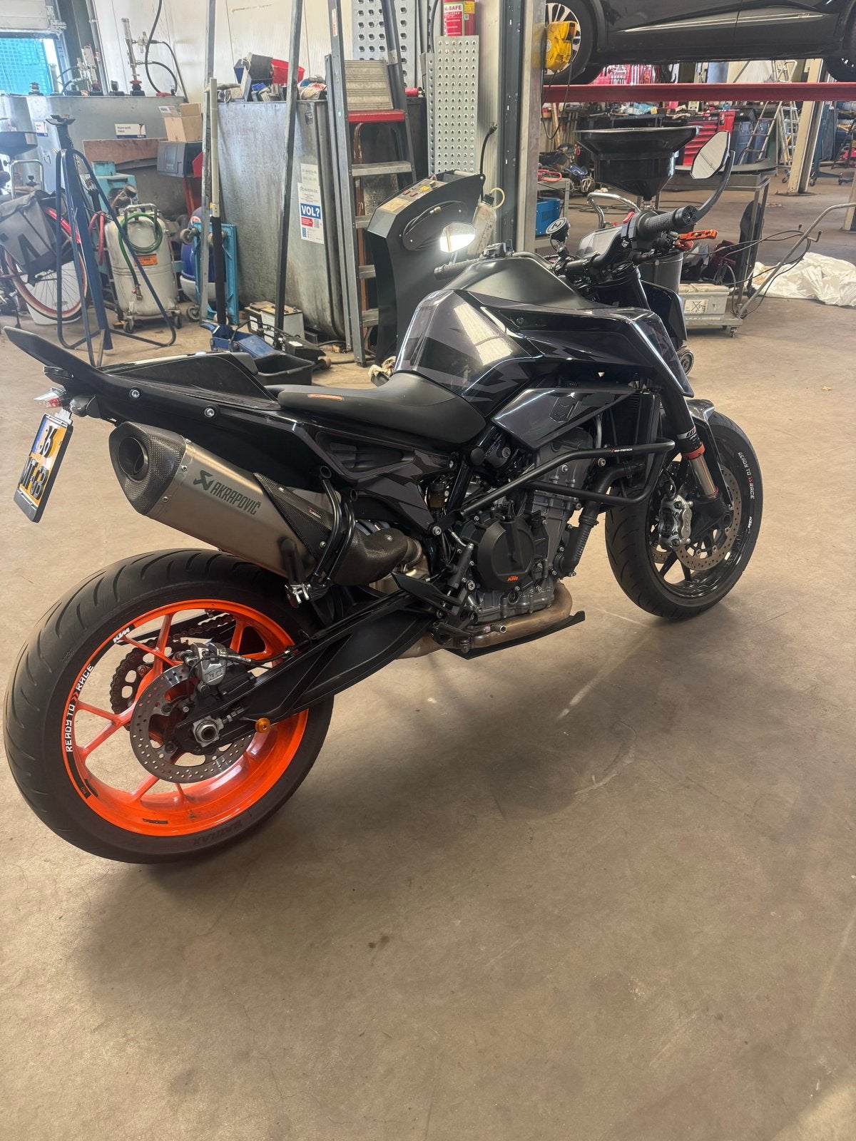 KTM 890 Duke A2 Krachtige Naked Bike met Akrapovic, Motoren, Gebruikt, Particulier, ABS, Handgeschakeld