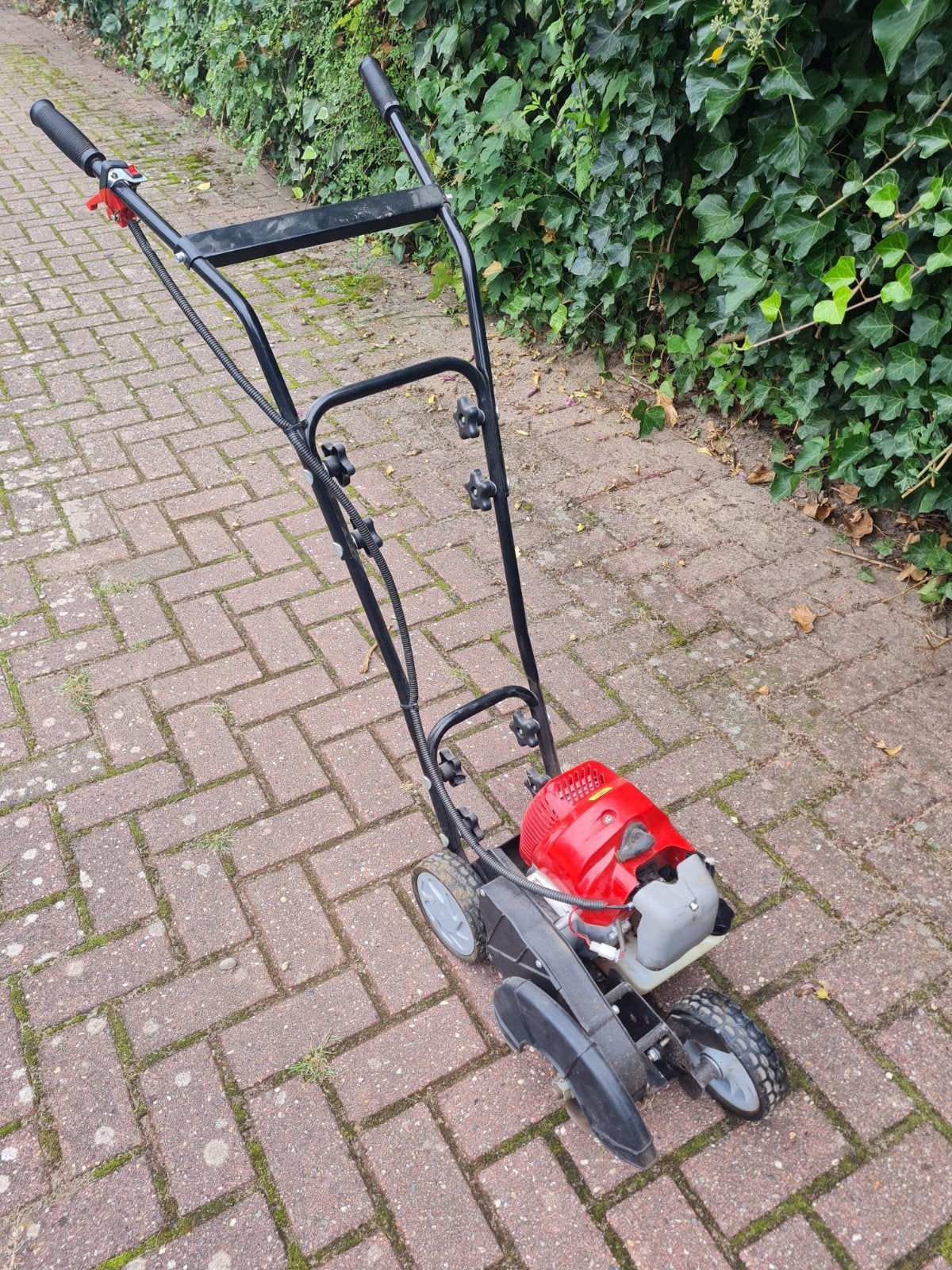 Kantensnijder op benzine - Start niet, weinig gebruikt, Ophalen