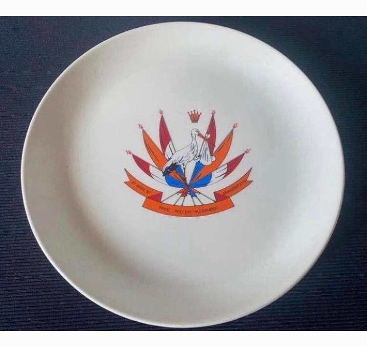 Herdenkingsbord: geboorte Pr.W.-Alexander op 27 april 1967., Ophalen of Verzenden, Zo goed als nieuw, Nederland, Servies