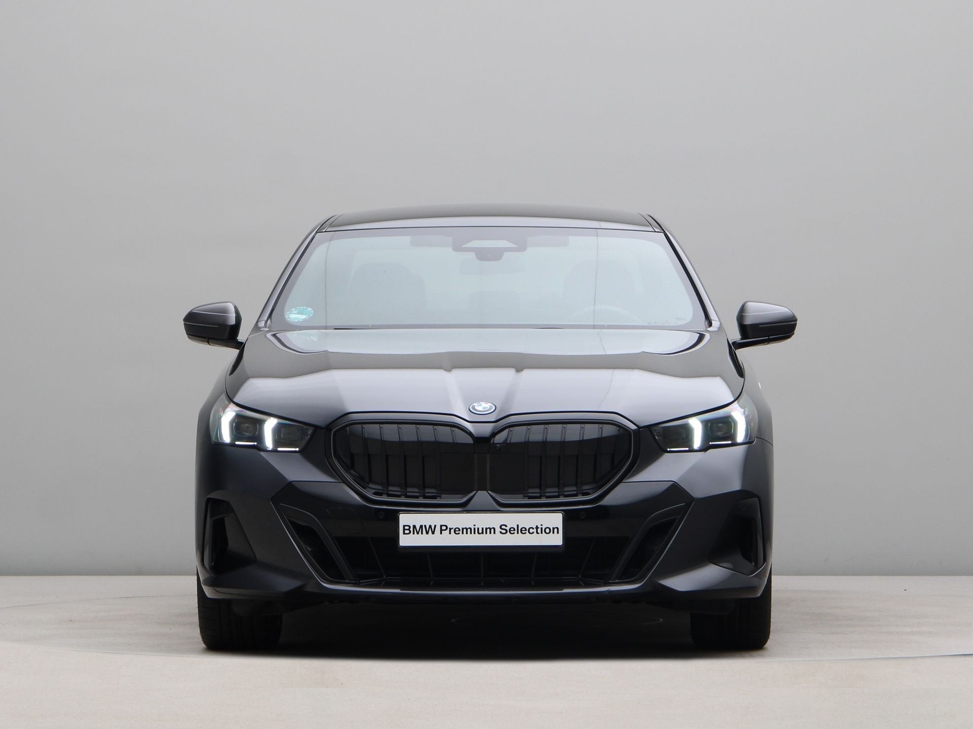 BMW 5 Serie 550e xDrive (bj 2025, automaat), Auto's, Automaat, Dealer onderhouden, Gebruikt, Overige brandstoffen