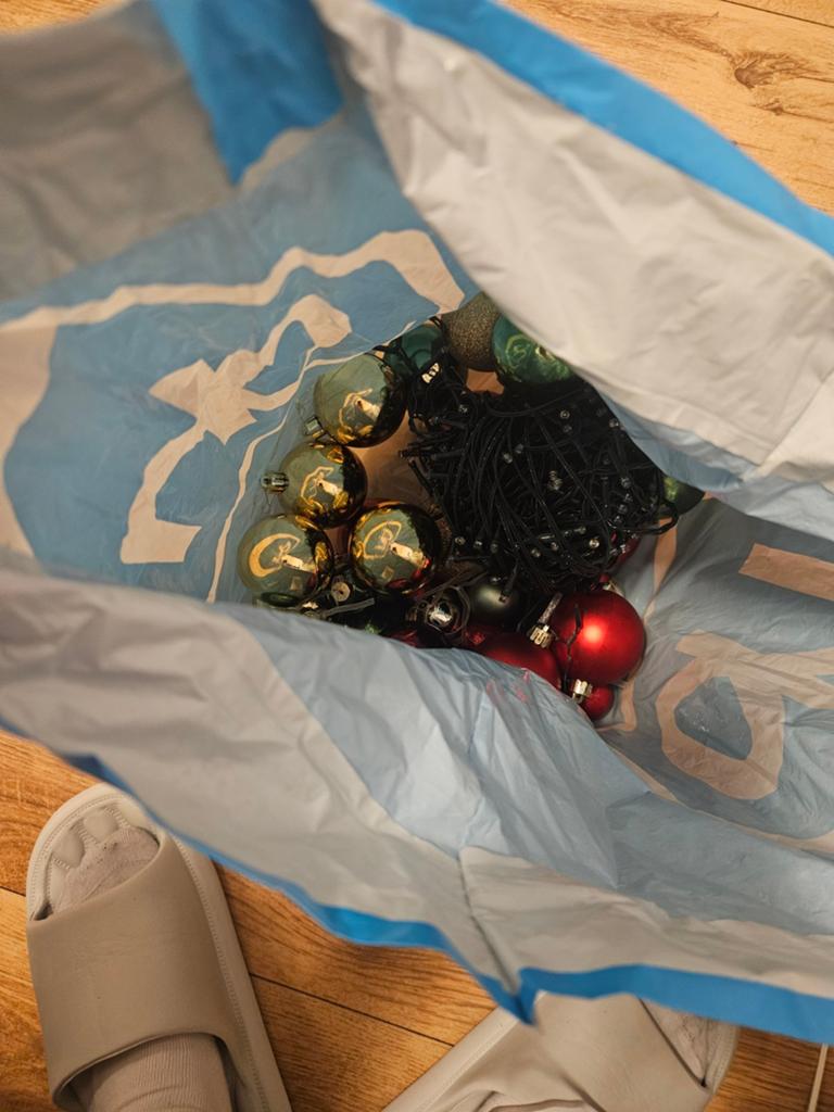 Free ornaments plus light + tree if wanted, Ophalen