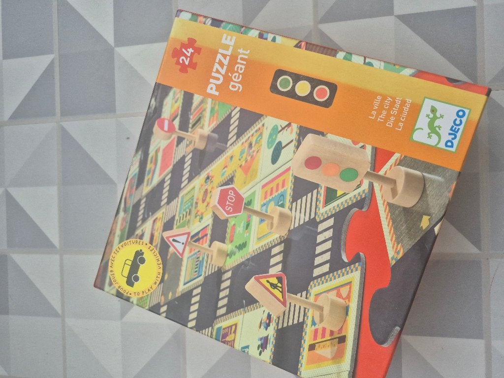 Djeco Reuzenpuzzel 'De Stad' met houten verkeersborden, Ophalen of Verzenden, 10 tot 50 stukjes, Zo goed als nieuw, 2 tot 4 jaar