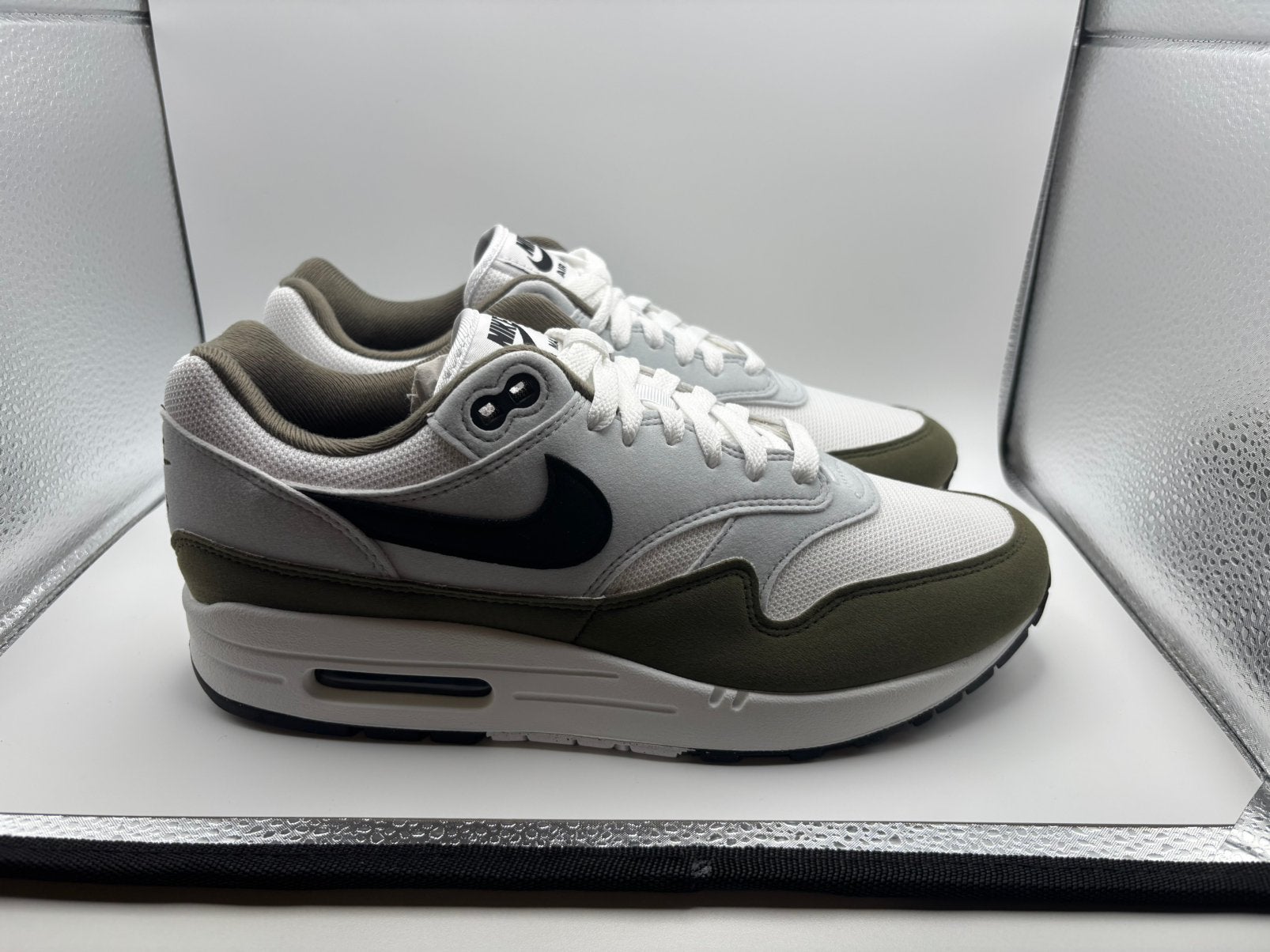 Nike Air Max 1 White Black Medium Olive FD9082-102 Maat: 42, Wit, Nike, Nieuw, Ophalen of Verzenden