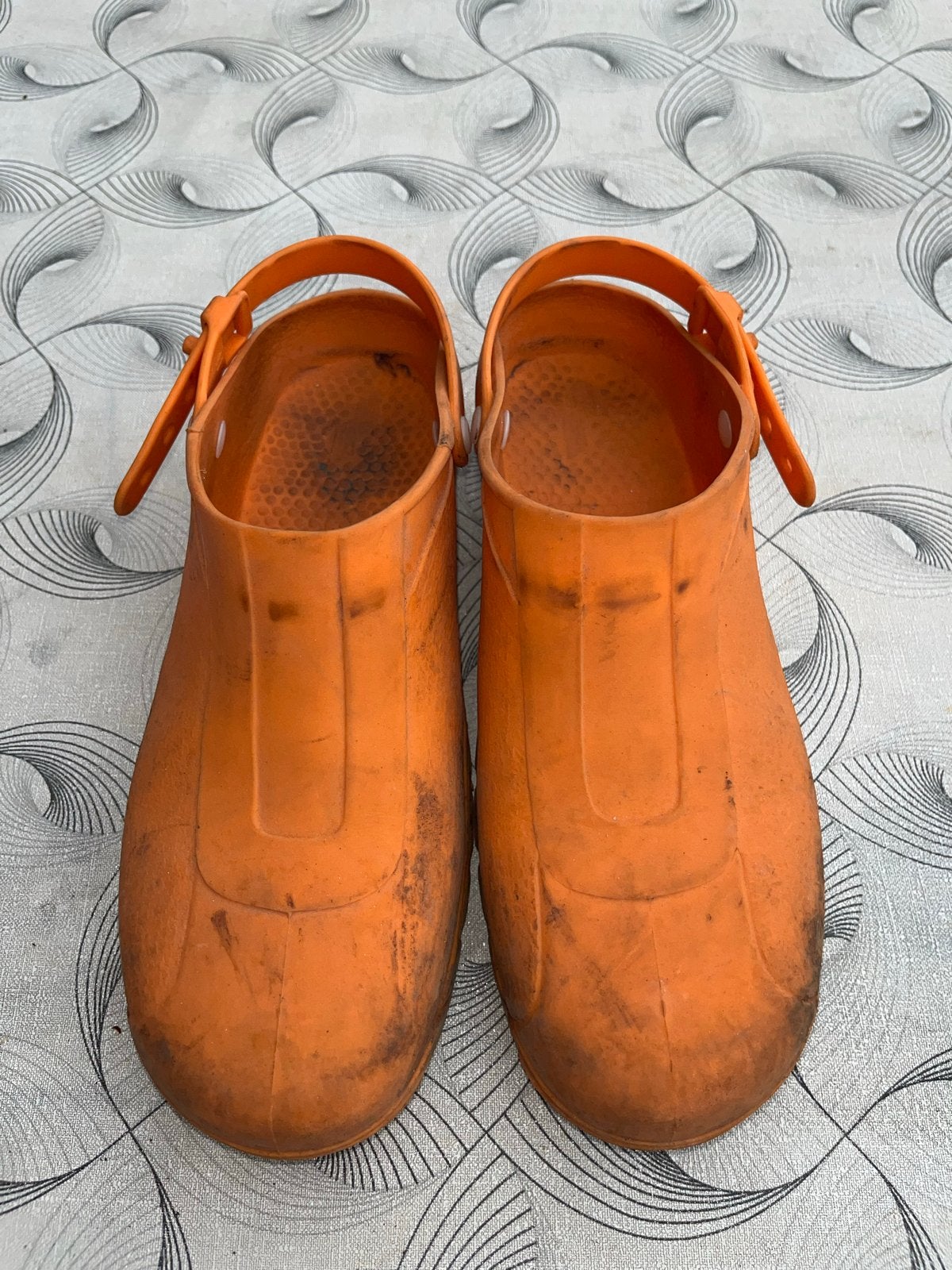 Oranje tuinklompen - Maat 41/42, Tuin en Terras, Werkkleding, Ophalen, Gebruikt, Heren, Schoenen