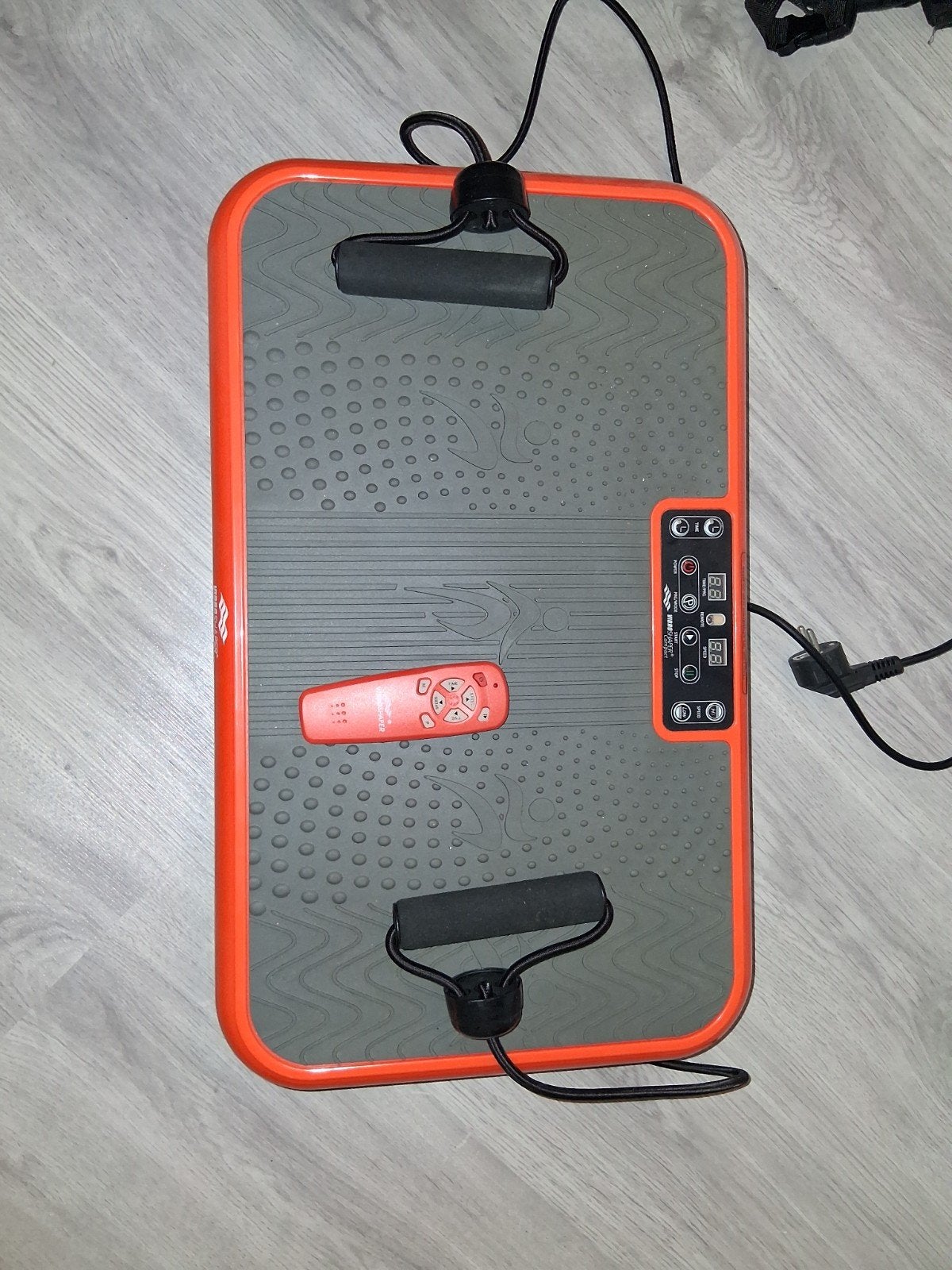 Te koop Trilplaat met afstandsbediening en weerstandsbanden, Ophalen, Kunststof, Gebruikt, Trilplaat