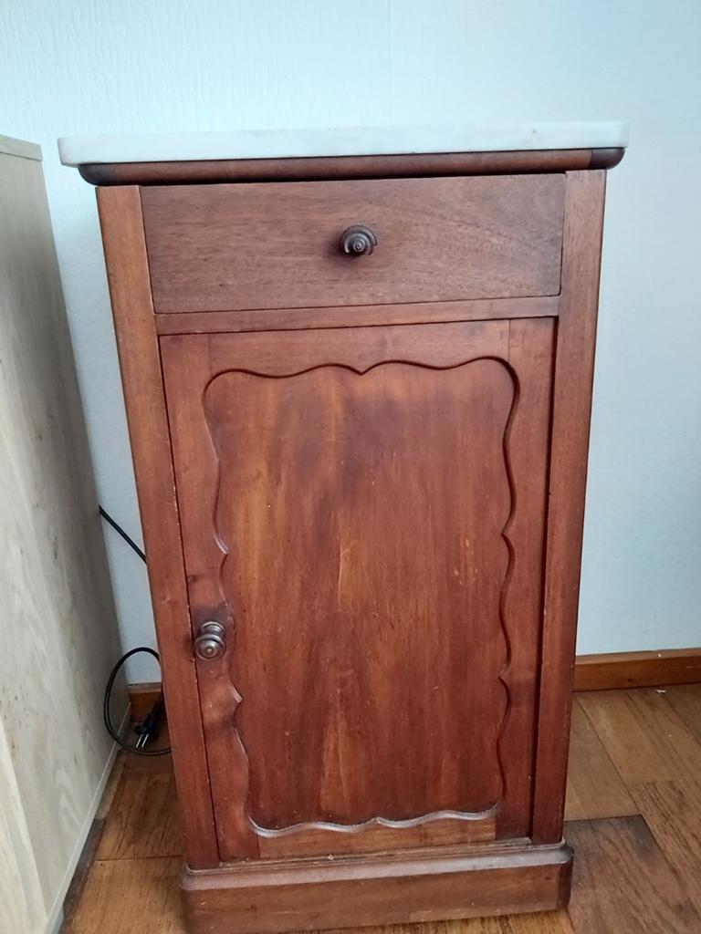 Vintage nachtkastje met marmeren blad, Huis en Inrichting, Slaapkamer | Nachtkastjes, Ophalen, Gebruikt, Minder dan 45 cm, 70 cm of meer