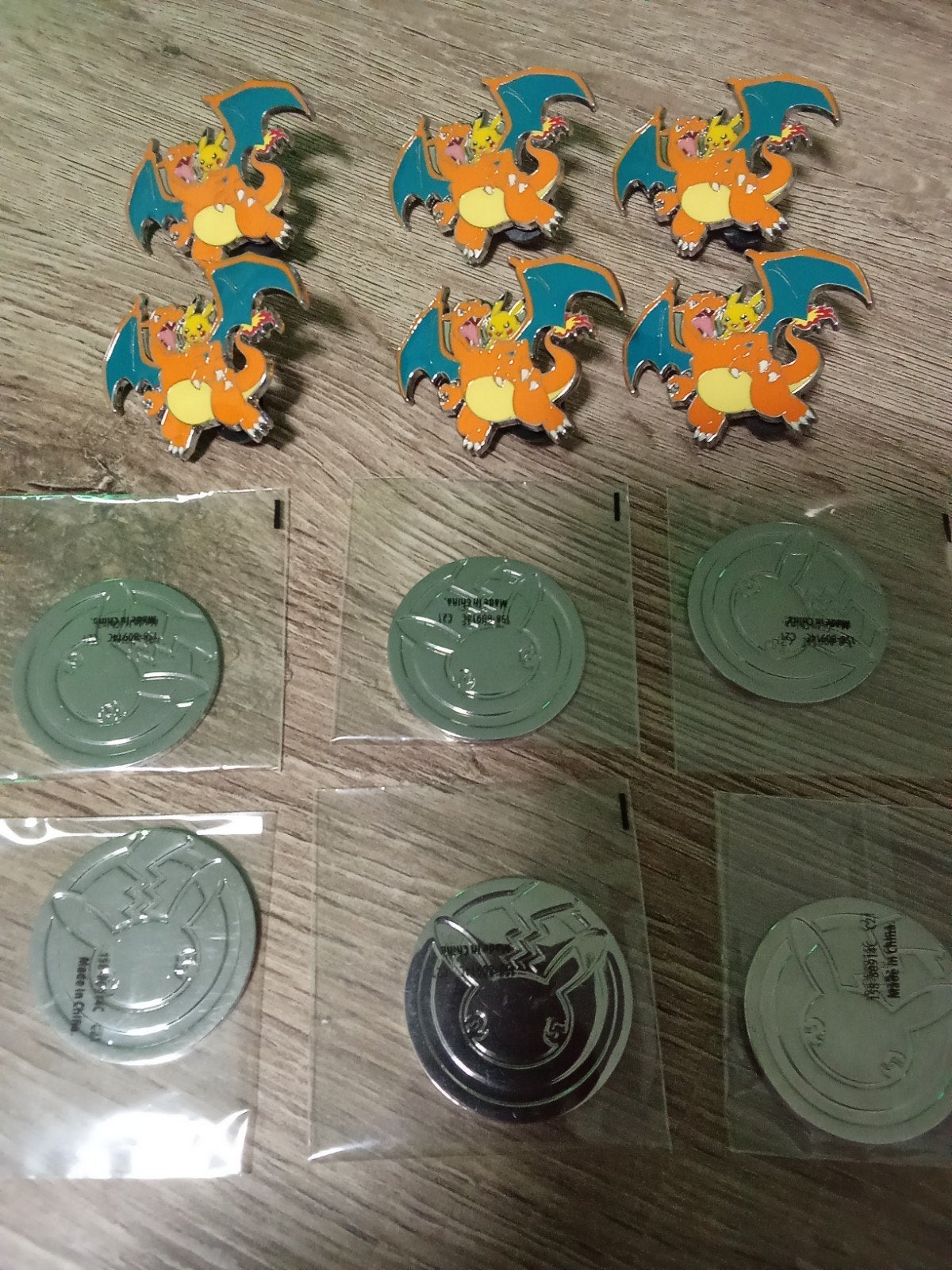 25th Aniversery metal coin Pikachu en Charizard pin samen, Verzenden, Zo goed als nieuw, Overige typen