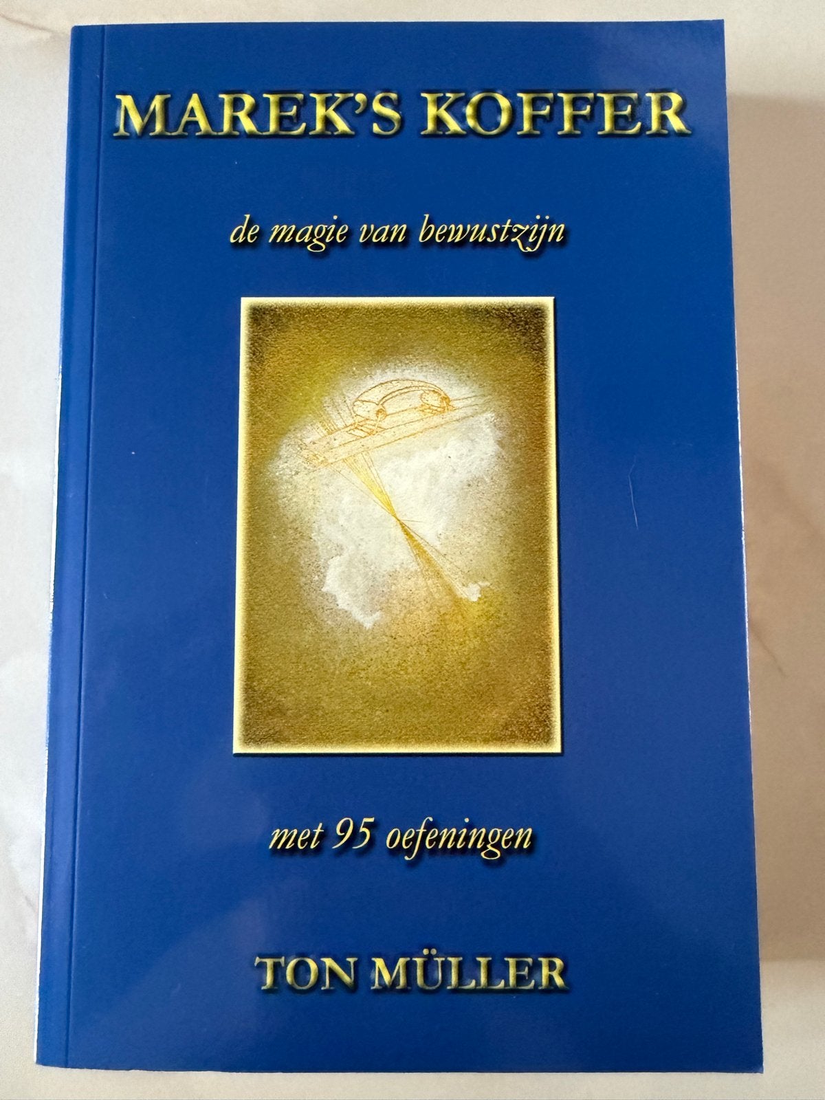 Marek's Koffer: De Magie van Bewustzijn - Ton Müller, Boeken, Ophalen of Verzenden, Gelezen, Spiritualiteit algemeen, Achtergrond en Informatie