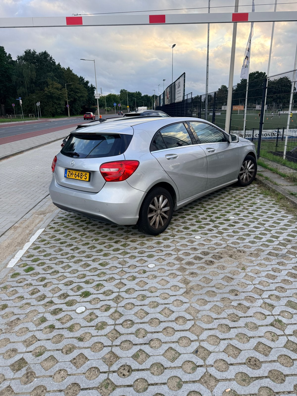 Mercedes-Benz A-Klasse A180 1.6 Blue Efficiency 2014 Grijs, Auto's, Voorwielaandrijving, Elektrische ramen, 4 cilinders, Leder en Stof