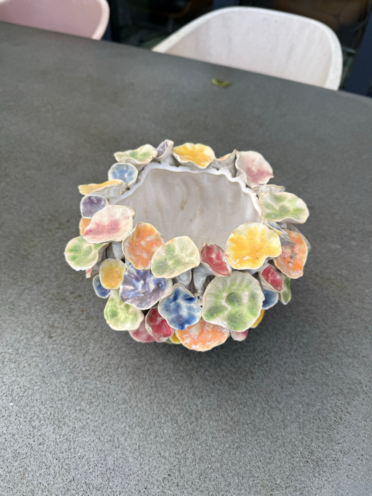 Kleurrijke keramische pot met bloemblaadjes, Ophalen of Verzenden