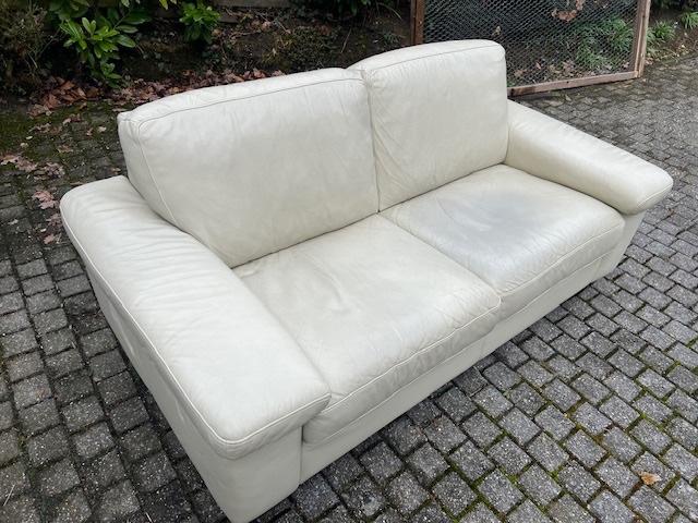 Nette witte 2 zit bank gratis op te halen in Vaals, Huis en Inrichting, Ophalen, Gebruikt, Tweepersoons, 75 tot 100 cm