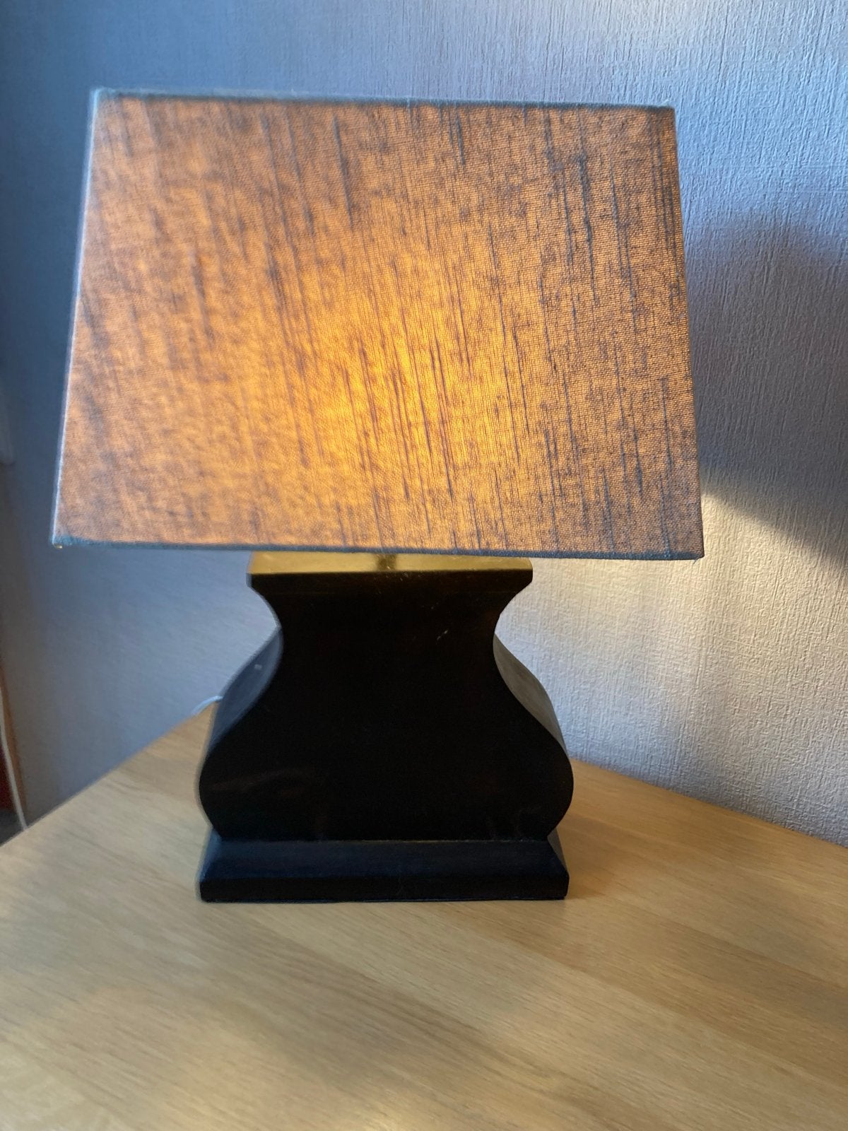 Schemerlamp met donker houten voet en rechthoekige  kap, Beige, Gebruikt, Ophalen of Verzenden, Met kap