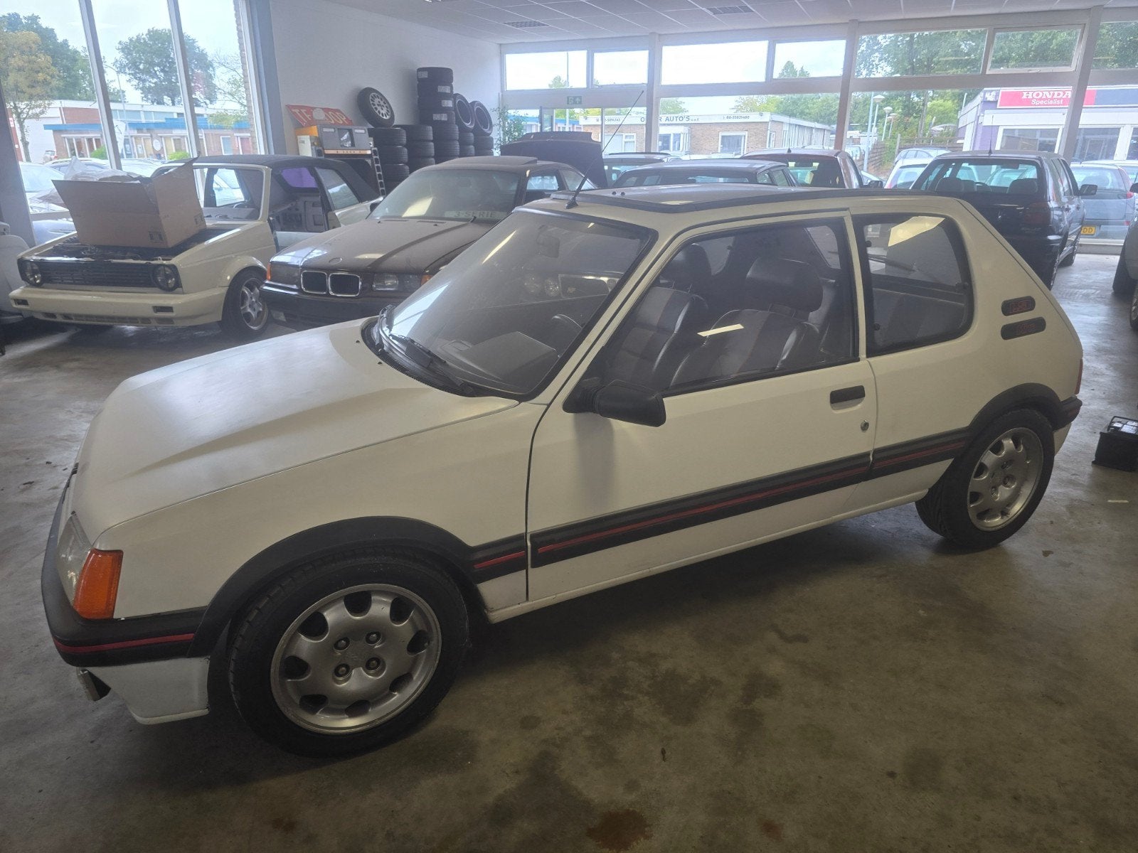Peugeot 205 gti project Auto. lees text goed!, Voorwielaandrijving, 157 pk, Leder en Stof, Wit