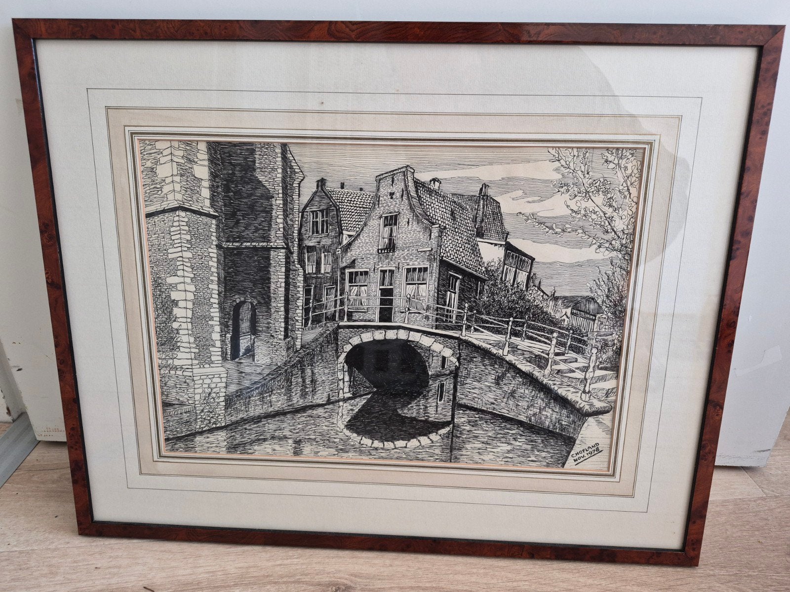 Historisch stadsgezicht (Delft) in wortelnoten lijst (1978), Ophalen, Tekening, Pentekening, Ingelijst