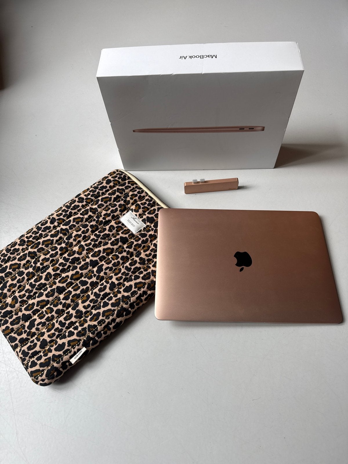 Nette 13 inch MacBook Air rose gold met USB-C hub en hoes, Ophalen, 256 GB, 2 tot 3 Ghz, Qwerty