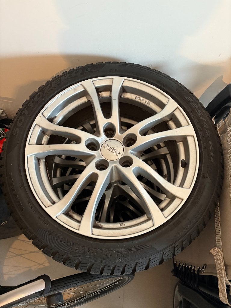 Pirelli winterbanden met velgen 225/45 R17, Ophalen, Gebruikt, Banden en Velgen, 17 inch
