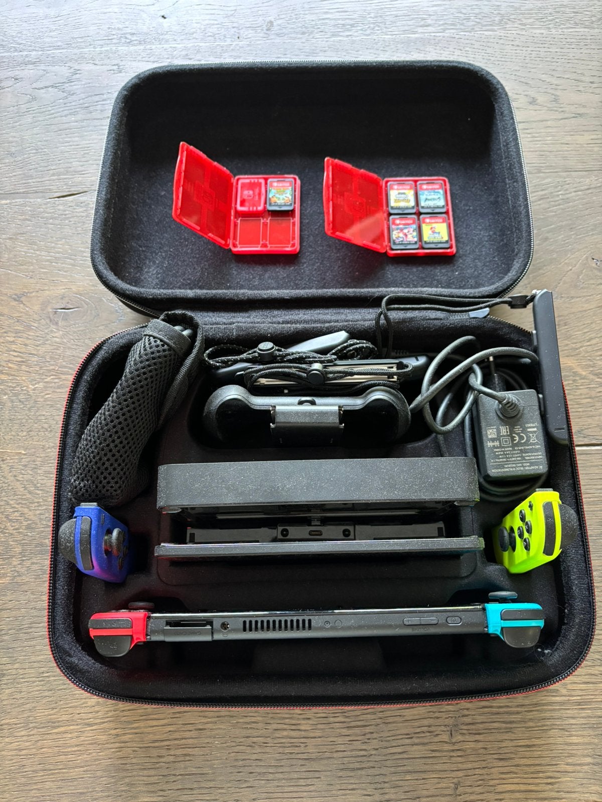 Nintendo Switch OLED - 4 Controllers - 5 Games - Tas, Spelcomputers en Games, Spelcomputers | Nintendo Switch, Zo goed als nieuw
