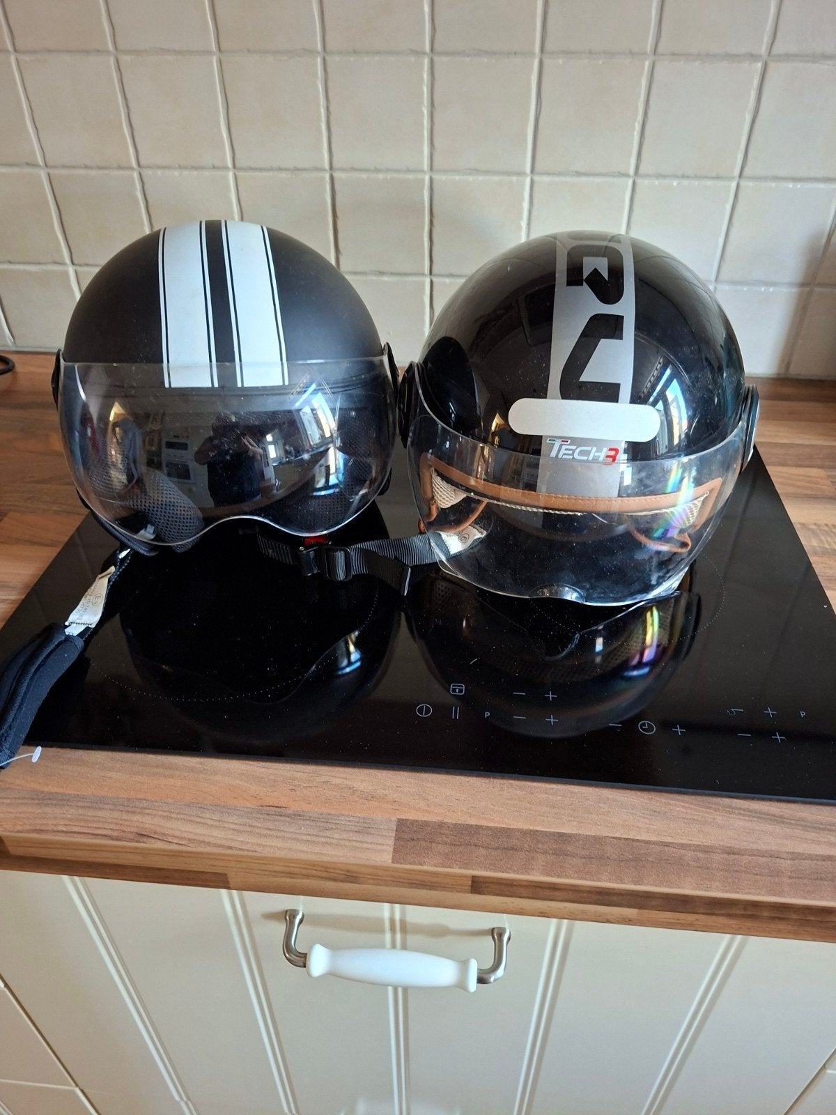 2 Nieuwe Helmen te Koop - Scooter/Motor, Fietsen en Brommers, Brommerhelmen, Ophalen of Verzenden, Nieuw